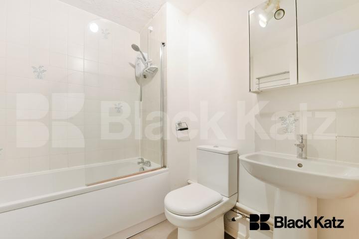 Bright & airy with neutral decor throughout & designated parking space Gaugin Court.Stubbs Drive, Bermondsey